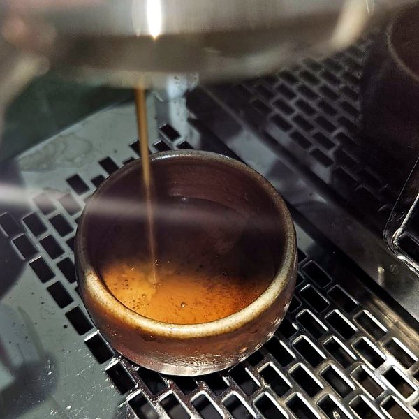 陶杯承接義式濃縮